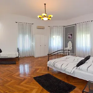 Barbara Apartment Split
